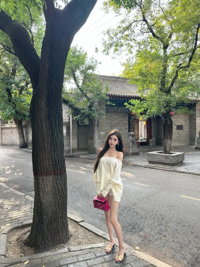 他是谁 封面